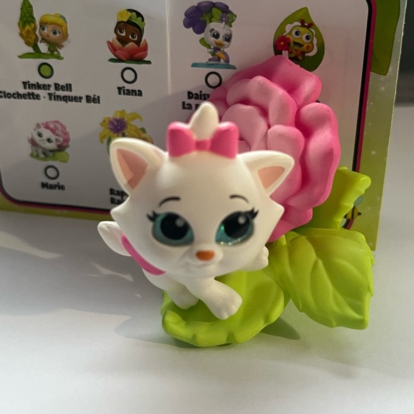 Disney Marie Action Figure with Pink and Green Accents! Doorable Collection - Picture 2 of 2